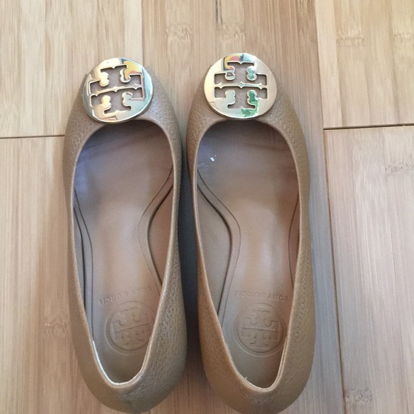 Tory Burch Logo Leather Peep Toe Wedges - Picture 5 of 9